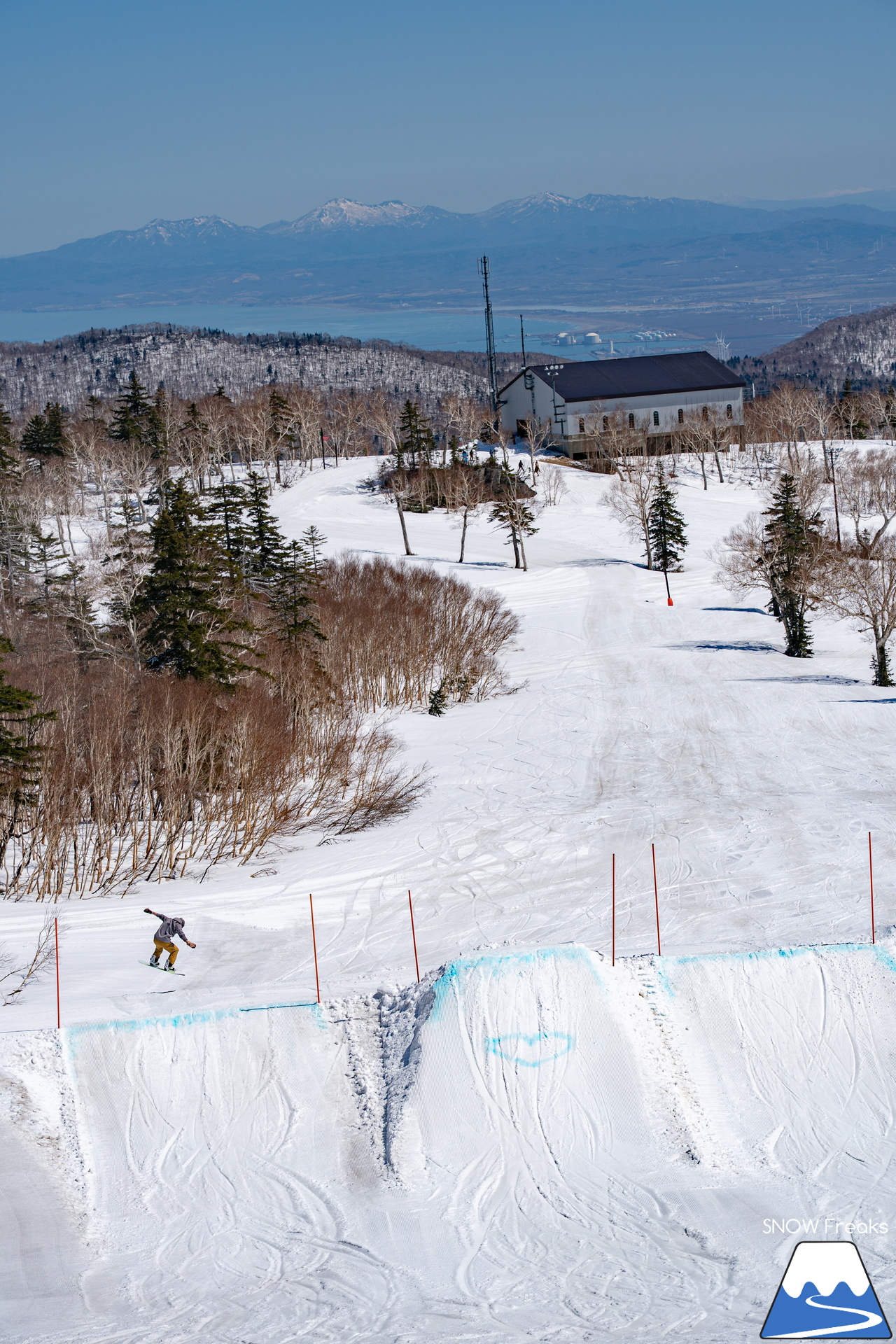 札幌国際スキー場｜ゴールデンウイーク初日も全コース滑走可能OK！！真っ白な雪と澄んだ青空 ＝ 絶好の春スキー＆スノーボード日和♪そして、日本海の彼方に、なんと利尻富士が見えた？！